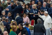 El Papa almuerza con 1300 pobres en la celebración de su jornada mundial