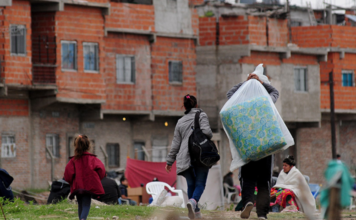 Casi cuatro de cada diez chicos no pueden comprarse ropa en la Argentina